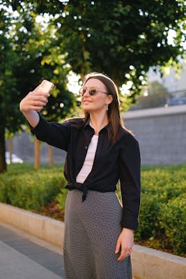 Julie, 25